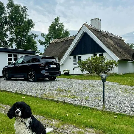 別荘 Idyllic Thatched Near Udsholt Græsted